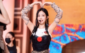 Jennie Kalem Hadapi Kendala Outfit Melorot di Konser BLACKPINK