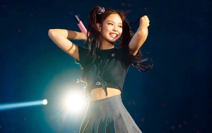 Imutnya Ekspresi Jennie BLACKPINK Saat Rok Terbuka Kena Angin di Konser Dallas