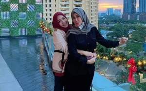 Ibu Raffi Ahmad & Nagita Slavina Tampil Serasi Di Jakarta Fashion Week