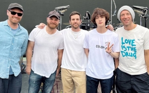 Jin BTS Gladi Bareng Coldplay, Mikrofon Ikonik Diduga Sudah 'Sembuh'