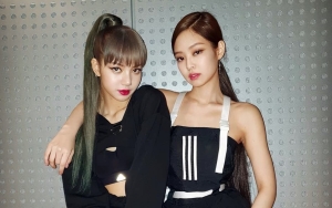 Jennie Jaga Lisa Agar Tak Jatuh Dari Panggung Konser BLACKPINK