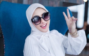 Syahrini Bangga Pakai Batik Tulis Rancangan Mama Mertua