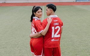 Cantik Flawless, Erina Gudono Rangkul Mesra Pinggang Kaesang di Foto Prewedding