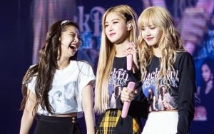 Lisa dan Rose Iseng Parodi Penampilan Solo Jennie di Konser BLACKPINK