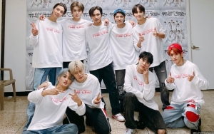 NCT 127 Kompak Tampil Simpel Menuju Indonesia, Taeyong Sulit Dikenali