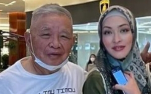 Angelina Sondakh Nangis Ungkap Keistimewaan Gaun yang Dipakai Saat Pemakaman Sang Ayah