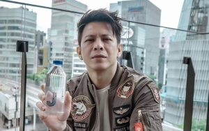 Penampilan Ariel Noah Pakai Sandal Bentuk Ikan Menganga Bikin Salfok Abis