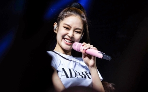 Jennie Beri Ciuman Jauh Bikin Fans Cowok Histeris di Konser BLACKPINK