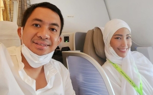 Ayu Dewi Bercadar Cantik Saat Umrah, Regi Datau Gandeng Mesra Didoakan Taubat Nasuha