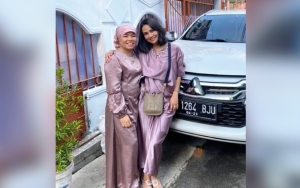 1 Tahun Vanessa-Bibi Meninggal, Oma Gala Nangis Cium Foto Menantu Saat Ziarah