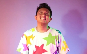 Kocak Banget! Denny Caknan Lakukan Aksi Water Bottle Flip Tak Biasa