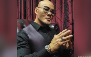 Deddy Corbuzier Pose Gagah di Depan Pesawat Militer, Dipuji Cocok Jadi Jenderal