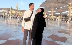 Lagi Umrah, Momen Ayu Dewi Salim Ke Regi Datau Usai Salat Bareng Bikin Haru