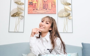 Ayu Dewi Beber Kenikmatan Lakukan Ibadah di Sebelah Makam Nabi Tanpa Halangan Apapun