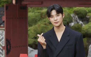 Moon Sang Min Pamer Dipeluk Pemain Cewek 'Under The Queen's Umbrella'