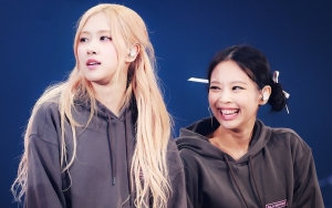 Rose Sigap Pinjamkan Jaket Saat Jennie Kedinginan di Konser BLACKPINK