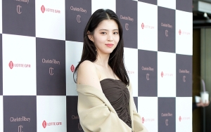 Han So Hee Rela Berlutut Demi Beri Tanda Tangan Fans