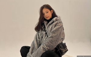 Jennie Beri Trik Nongkrong Pakai Mini Dress di Konser BLACKPINK
