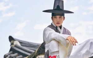 Moon Sang Min Digoda Durhaka Usai Pajang Foto Raja & Ratu 'Under The Queen's Umbrella'