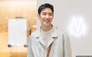 Girang, Lee Je Hoon Pakai Bahasa Indonesia Kala Pamer Hadiah dari Fans