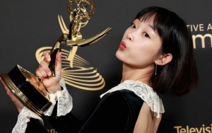 Lee Yoo Mi Tampil Seksi dengan Punggung Terbuka untuk Kampanye Koleksi Liburan Miu Miu