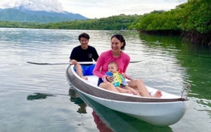 Nadine Chandrawinata Girang Bantu Baby Djiwa Balajar Renang, Wajah Tegang Dimas Anggara Disorot