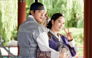Kim Hye Soo Terciduk Asyik Kipasi Moon Sang Min Saat Syuting 'Under The Queen's Umbrella'
