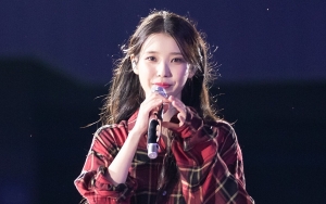 IU Diteriaki Para Fans Perkara Rambut Nyangkut di Konser