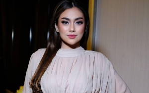 Super Mom, Celine Evangelista Langsung Gendong Anak Meski Baru Selesai Diinfus