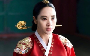 Kim Hye Soo Tiba-Tiba Cium Pemain 'Under The Queen's Umbrella' di Sela-Sela Syuting