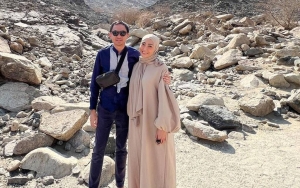 Nongkrong di Pantai Jeddah, Penampilan Ayu Dewi dan Regi Datau Makin Fresh