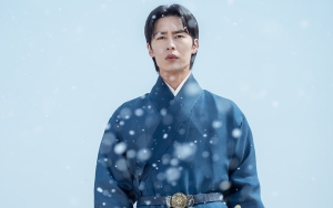 Lee Jae Wook Digoda Ikuti Tren Rambut Cepmek di 'Alchemy of Souls 2'