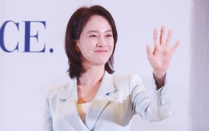 Song Ji Hyo Rela Desak-Desakan Demi Tolong Fans Yang Jatuh
