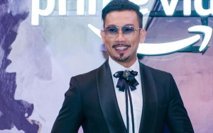 Denny Sumargo Bertingkah Kocak Kala Cek Pembangunan Rumah Baru