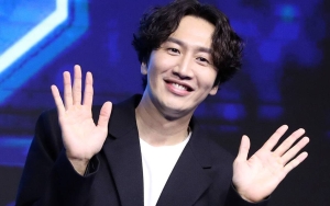 Aksi Lee Kwang Soo Berdoa Sebelum Makan Dicurigai Settingan