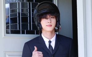 Jin BTS Makin Meresahkan Jadi Kapten Hingga Bajak Laut di Bocoran Photo-Polio Solo