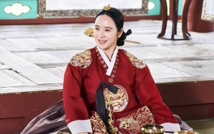 Kim Hye Soo Curi Perhatian Rebahan Banyak Gaya di Set 'Under The Queen's Umbrella'