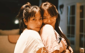 Hesti Purwadinata Tak Sengaja Pose Kembaran dengan Enzy Storia Berulang Kali Bak Bukti Bestie Goals