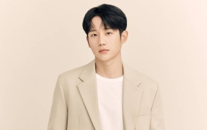 Media Korea Menggila Lihat Cara Jung Hae In Sibuk Benahi Outfit di Bandara Menuju Bali