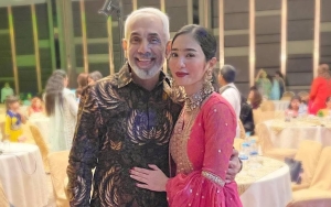 Bunga Zainal Bikin Salfok Saat Pamer Kemesraan Bareng Suami Ala Foto Prewedding