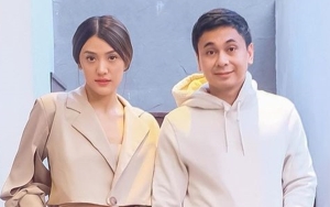 Raditya Dika Pamer Diapit 2 YouTuber Cantik, Komentar Istri Curi Fokus