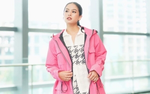 Pinggang Ramping Maudy Ayunda Terpampang Nyata Saat Kenakan Dress Bolong