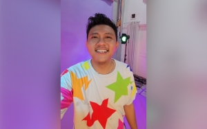Tampil Sembari Duduk, Denny Caknan Malah Disebut Lagi Nongkrong