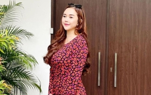 Aura Kasih Bikin Takjub Usai Pamer Pose Dililit Ular Besar