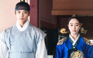 Kim Hye Soo Bikin Gemas Pakai Baju Kebesaran Moon Sang Min di 'Under The Queen's Umbrella'