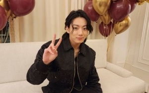 Pulang Kampung, Aksi Jungkook BTS Pamer Jersey Pemberian Timnas KorSel Bikin Heboh