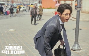 Lusuh, Song Joong Ki Berlarian Hingga Jatuh Saat Syuting 'Reborn Rich' di Turki