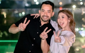 Posting Foto Tunangan Ganteng, Kiky Saputri: Ini Bukan Suaminya Bu Ayu Dewi