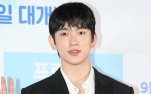 Langka, Jinyoung GOT7 Malu-malu Gagal Tutupi Berewok yang Tumbuh Makin Banyak