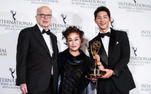 Song Joong Ki Berikan Penghargaan untuk Wakil Ketua CJ Group Atas Kontribusi di Dunia Perfilman